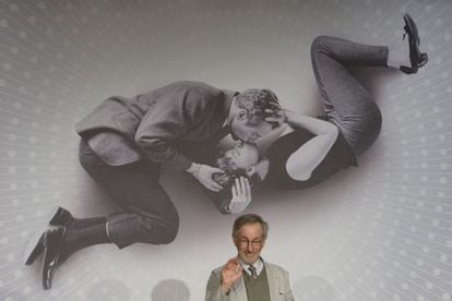 Steven Spielberg, presidente del jurado del Festival de Cannes 2013, delante del cartel promocional de este año.