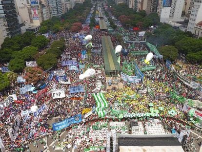Decenas de miles de personas manifiestan contra Macri en la marcha convocada en Buenos Aires por el líder de los Camioneros, Hugo Moyano.