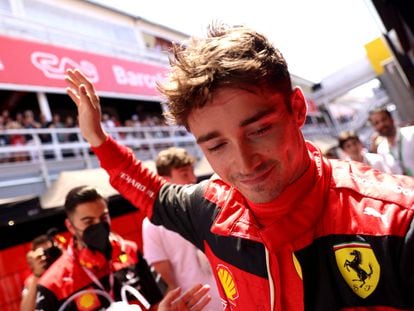 Charles Leclerc saluda tras lograr la 'pole' este sábado en el circuito de Montmeló, en el GP de España.
