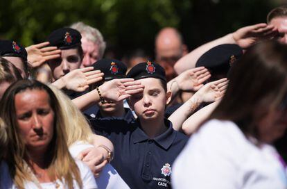 Los cadetes saludan durante el minuto de silencio convocado frente a la Catedral de Manchester. 