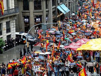 Caceroladas contra Puigdemont y manifestaciones contra el referéndum dan voz a una mayoría que rechaza el ‘procés’