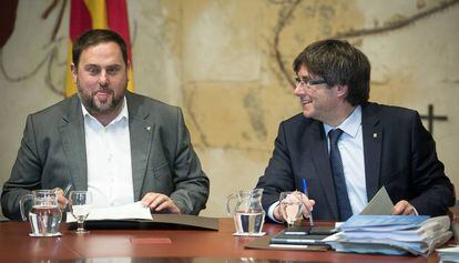 El vicepresidente econ&oacute;mico, Oriol Junqueras, junto al presidente Carles Puigdemont.