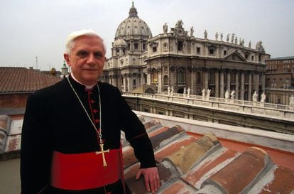 El cardenal Ratzinger, en los tejados de los edificios anejos de la columnata de Bernini en el Vaticano el 26 de abril de 1993. Dos años antes, en 1991, sufrió un derrame cerebral que le afectó a la vista.
