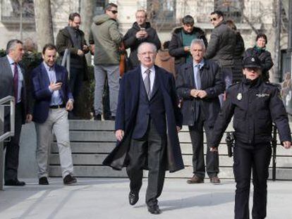 El escándalo, destapado en mitad de la última crisis social y financiera, descubrió cómo decenas de consejeros y altos cargos de Caja Madrid utilizaban sus visas para afrontar gastos personales