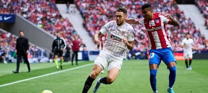 Ocampos (Sevilla) y Reinildo (Atlético de Madrid) en el Estadio Metropolitano.