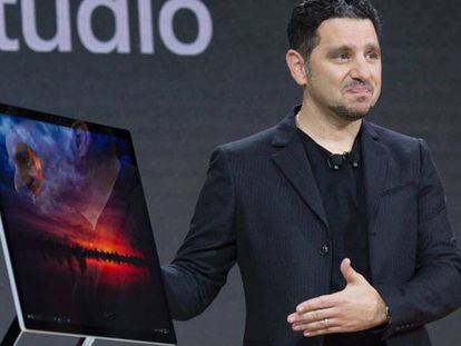 Panos Panay en la presentación del Surface Studio