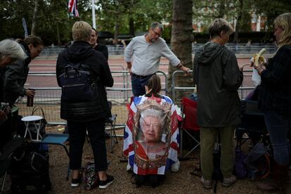 La gente se reúne en The Mall antes del traslado de Isabel II desde el palacio de Buckingham hasta Westminster, este miércoles. El lunes se celebrará el funeral de Estado de la reina en la abadía de Westminster, un acto al que asistirán miembros de las casas reales de todo el mundo, entre ellos los reyes Felipe y Letizia, y también presidentes y jefes de Estado como el estadounidense Joe Biden, el francés Emmanuel Macron o el turco Recep Tayyip Erdogan.