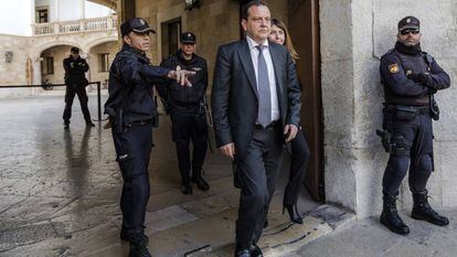 Pedro Horrach, fiscal del Caso Noos a su salida del Tribunal Superior de Justicia de Baleares tras recoger la sentencia.