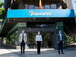 Los vicesecretarios del PP Antonio González Terol, Ana Beltrán y Pablo Montesinos guardan un minuto de silencio delante de la sede nacional del PP en Madrid, el pasado miércoles.