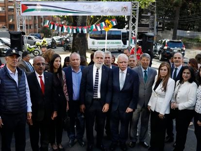 El embajador de Palestina en Colombia Raouf Almaki (c) y el Canciller Palestino Ryiad Malki (5d), junto a un grupo de invitados a la inauguración de la calle Estado de Palestina, en Bogotá.