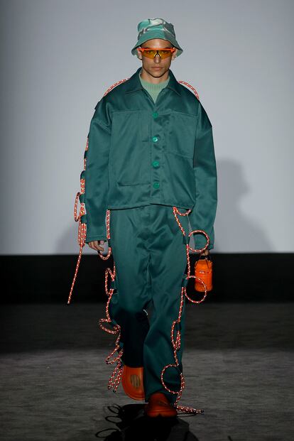 El modelo que abrió el desfile de Martín Across.