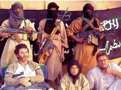 Los tres rehenes catalanes apresados por Al Qaeda fotografiados en el norte de Mal&iacute; en diciembre de 2009.