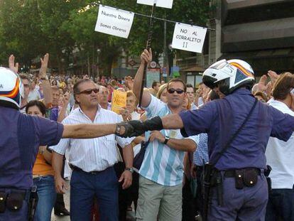 Manifestación de afectados por Afinsa, frente a la sede de la compañía, en 2006.