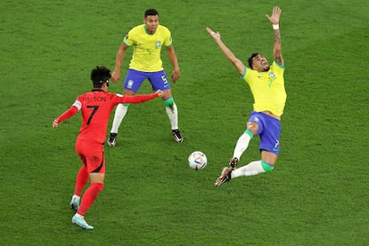 Lucas Paqueta de Brasil y Heungmin Son de Corea del Sur, en un lance del juego en el partido de hoy.