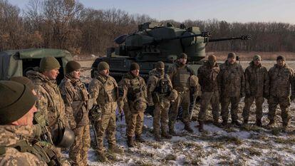 Un grupo de soldados ucranios en las afueras de Kiev, el jueves.