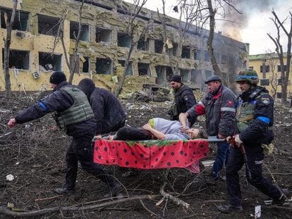 Una mujer embarazada es evacuada en camilla de un hospital infantil en Mariupol, tras un bombardeo en la ciudad. La imagen ganadora del World Press Photo.