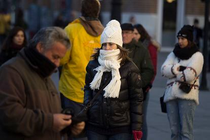 Varias personas se protegen del frío con bufandas y guantes en enero de 2017 en Sevilla.