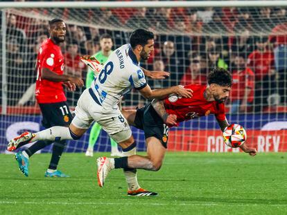 El centrocampista portugués del Mallorca Samuel Costa pelea por el balón con Mikel Merino, este martes en el partido de Copa contra la Real Sociedad.