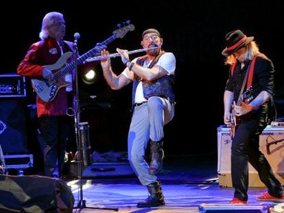 Ian Anderson, líder de Jethro Tull, junto a su formación, en una actuación en 2013 en Madrid.