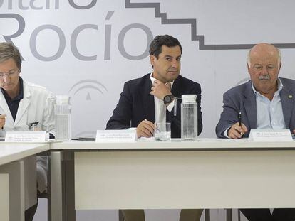 El presidente de la Junta, Juan Manuel Moreno (a la izquierda) este jueves. En vídeo, las CCAA piden soluciones al Gobierno.