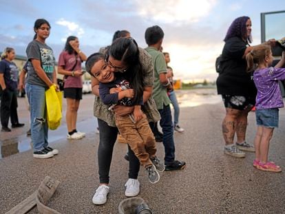 Gina Hernández y su hijo Noah Hernández conviven en un evento vecinal en Colony Ridge, Texas, el 3 de octubre 2023.