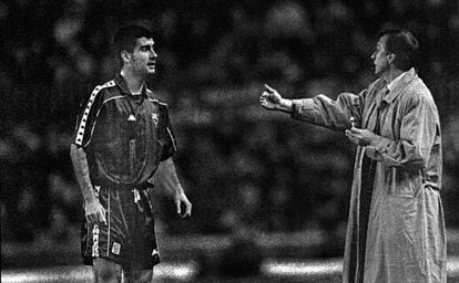 Cruyff dóna indicacions a Guardiola en un partit.