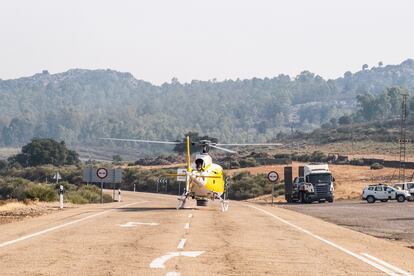 Un helicóptero, antes de despegar para continuar trabajando en el operativo contra el incendio que amenaza el Parque Natural de Monfragüe.