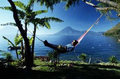 Relax ante el lago Atitlán, en Guatemala.