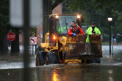 Personal de rescate buscaba el viernes a personas atrapadas por las inundaciones en Mamaroneck (Nueva York).