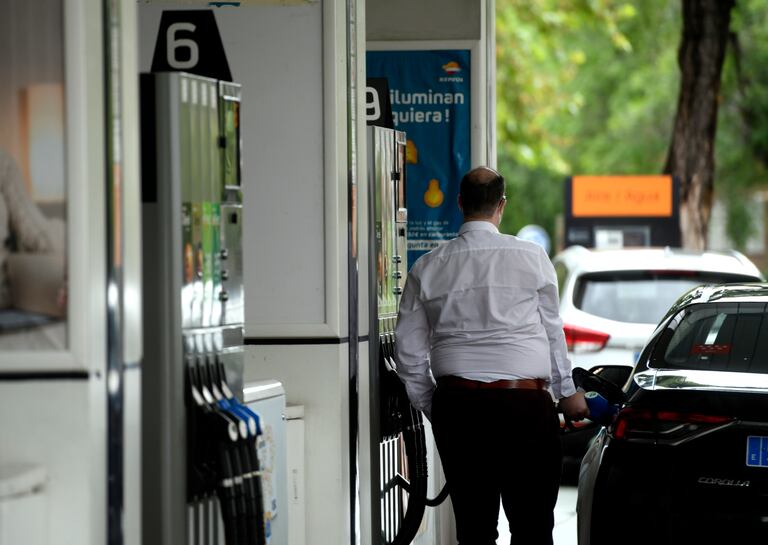 Un hombre echa gasolina a su coche en Madrid.