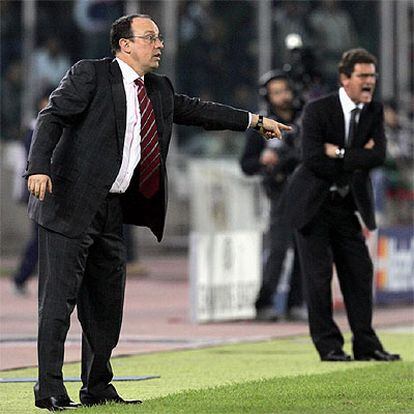 Los entrenadores del Liverpool, Benítez, y de la Juve, Capello, dan órdenes a sus jugadores.