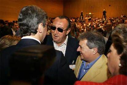 Ángel Acebes (de espaldas) saluda al presidente de la Diputación de Castellón, Carlos Fabra.