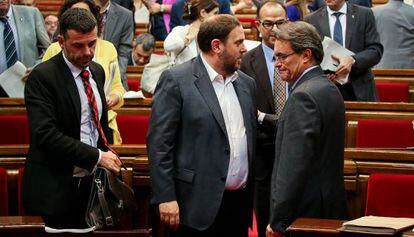 Junqueras (a la izquierda) junto a Mas en el Parlamento catal&aacute;n el pasado 27 de septiembre.