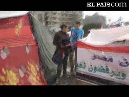 Los opositores al régimen egipcio resisten en la plaza de la Liberación de El Cairo.