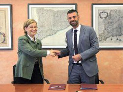 La presidenta de Sareb, Bel&eacute;n Romana, y el consejero de Territori i Sostenibilitat de la Generalitat de Catalu&ntilde;a, Santi Vila, durante la firma del convenio.   