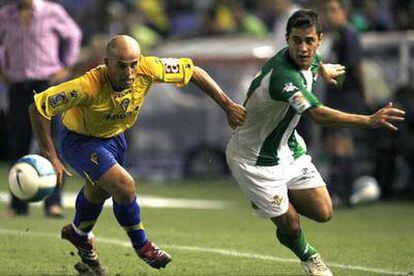 El jugador del Cádiz Velazquez (izquierda) lucha por un balón con Maldonado, del Real Betis, durante el partido de esta noche.