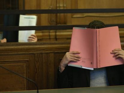 Un letrado se cubre la cara antes del juicio en Berl&iacute;n 
