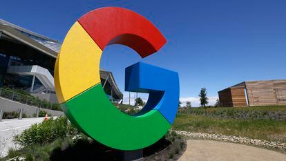 Vista del logotipo de Google en el campus de la compañía en Mountain View, California.