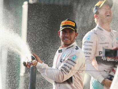 Hamilton y Rosberg celebran su doblete en Melbourne.