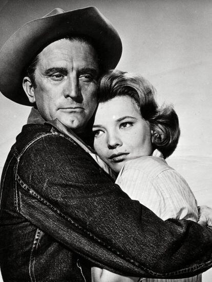 Fotograma de 'Los valientes andan solos', dirigida por David Miller en 1962, coprotagonizada junto a Gena Rowlands. El actor estadounidense ha participado en numerosos 'westerns' en su carrera. Douglas ha tenido cuatro hijos, el mayor de ellos, Michael, también actor.