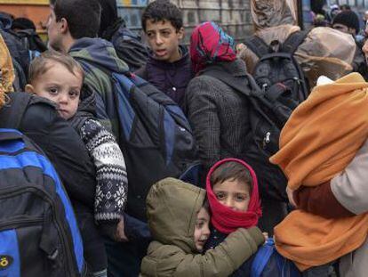 Un grupo de refugiados aguarda este viernes para subirse a un tren desde Gevgelija (Macedonia) hacia Serbia.