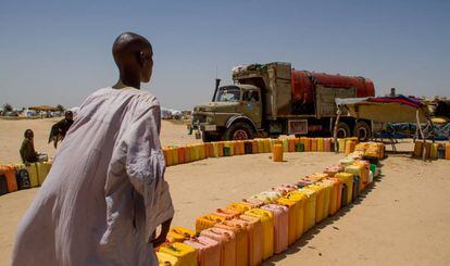 Un vecino de Kindjandji, en Níger, observa cómo uno de los camiones descarga agua para los refugiados.