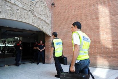 Los Mossos d' Esquadra registran la sede de la Fundació Orfeó Català- Palau de la Música por orden del juzgado de instrucción número 30 de Barcelona.
