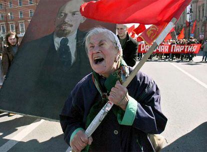 Varios manifestantes gritan consignas junto a carteles de Lenin en la ciudad rusa de San Petesburgo