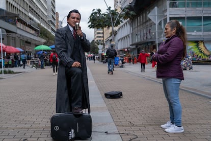 Teresa Moreno observa a Ruiz actuar en las calles de Bogotá.