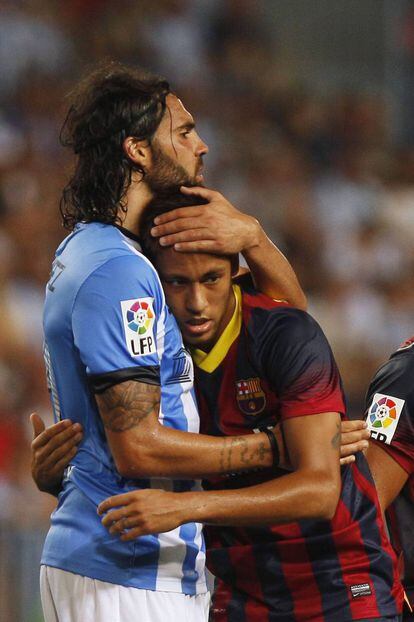 Sergio Sanchez abraza a Neymar.