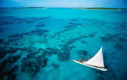 El archipiélago de Kiribati (unos 5.000 turistas por año) es el atolón más grande del mundo y como destino ofrece un verdadero paraíso para el snorkel y el buceo, la pesca y los deportes acuáticos. Pero suele ser noticia por otra cosa: es el primer lugar habitado del planeta en recibir el año nuevo.