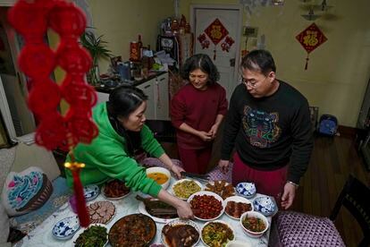 Una familia china durante los preparativos para celebrar el Año Nuevo, este lunes.