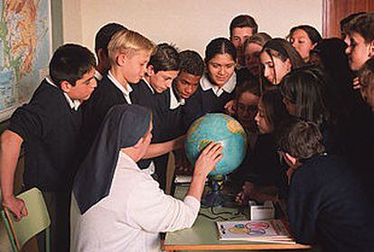 Escolares inmigrantes en el colegio Santa María de Madrid.