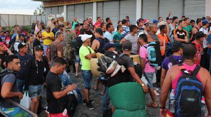 Inmigrantes cubanos tratan de ubicarse en hoteles, ayer en Paso Canoas (Panamá).